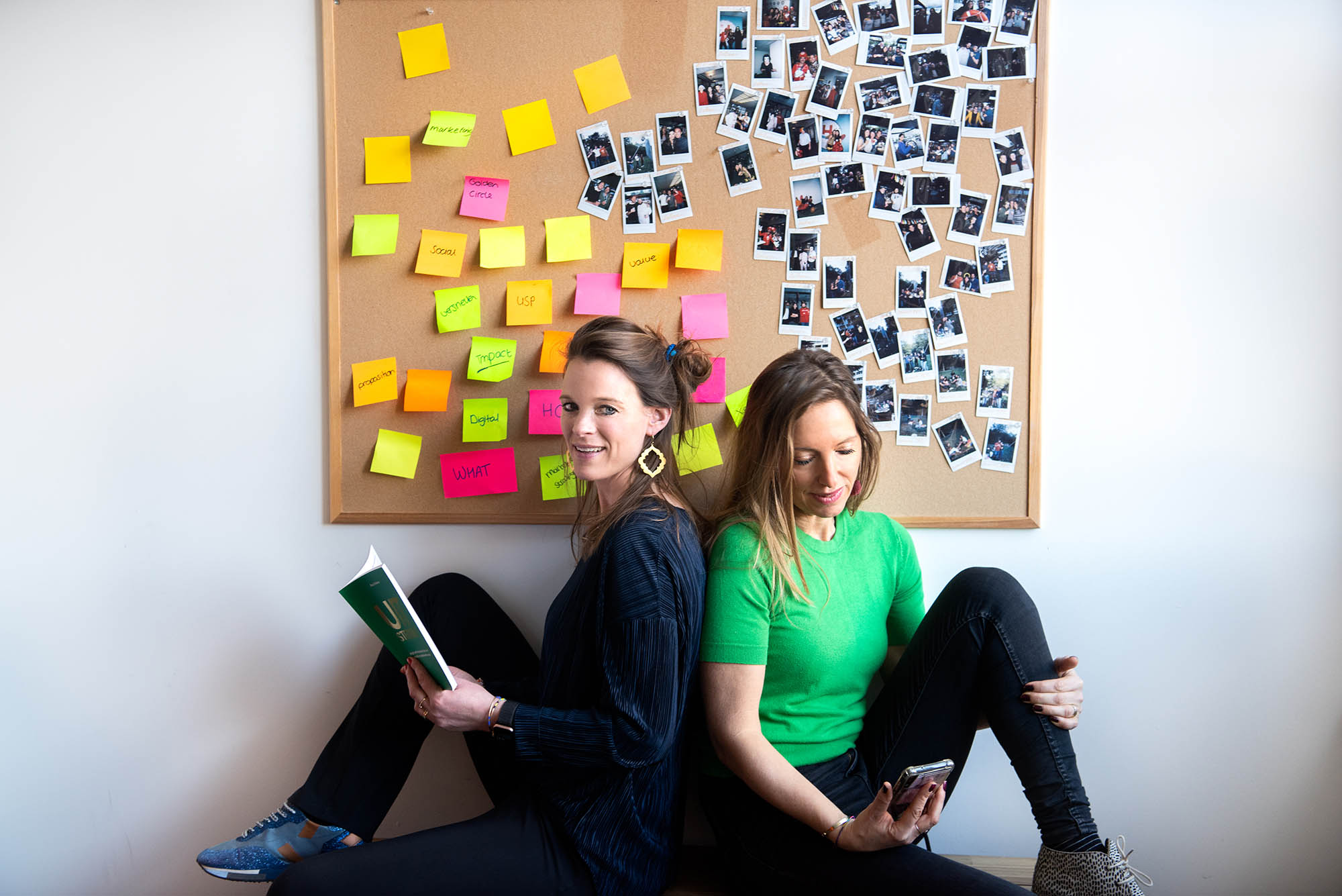 "Sticky Marketing owners Lotte & Meike aan het sparren over nieuwe inspiratie voor klanten" Te vinden op de pagina m.b.t digital marketinginspiratie