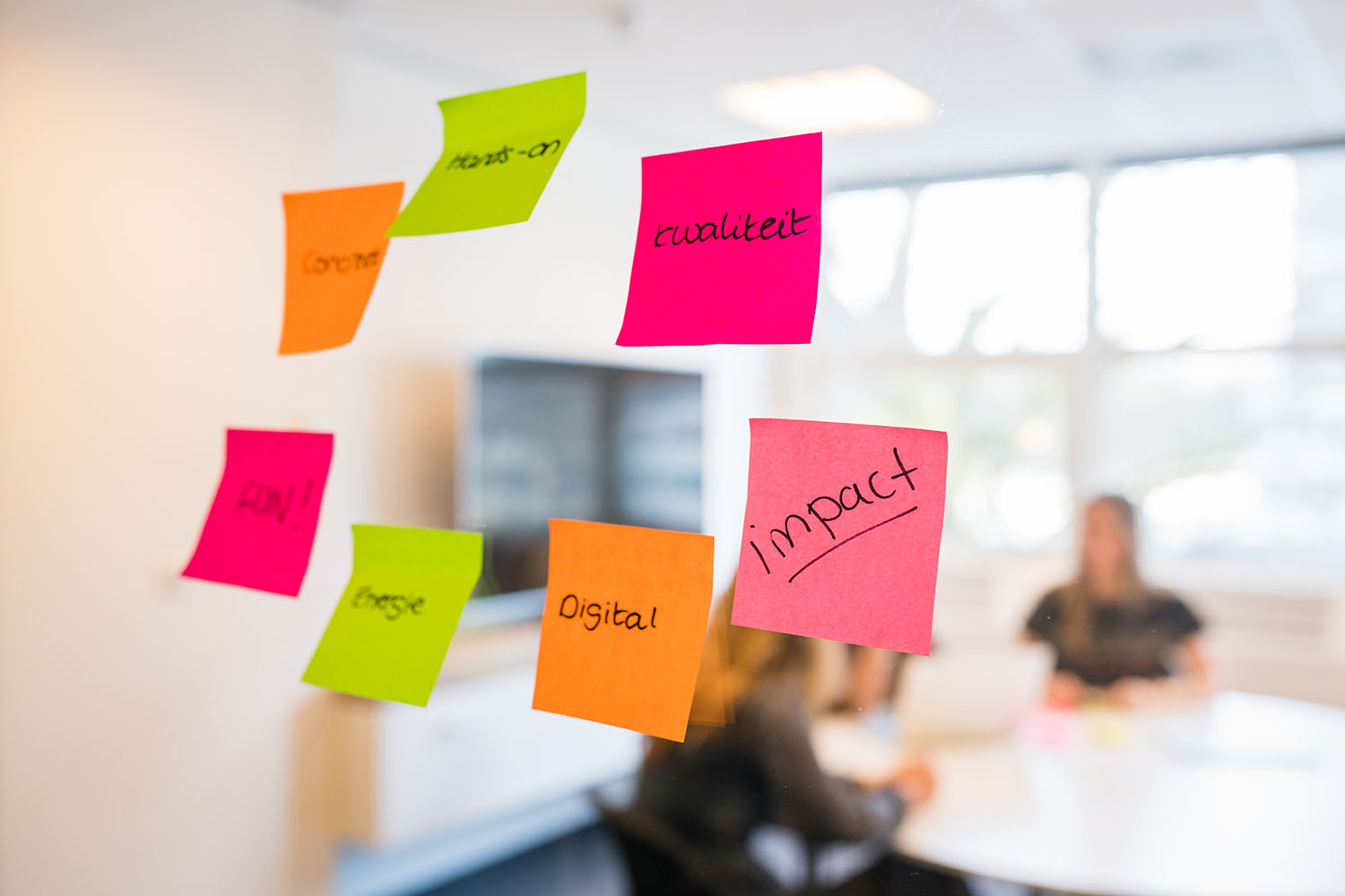"Sticky's met belangrijke marketingthema's zoals: Impact, kwaliteit, hands-on, digital" naast content die betrekking heeft op je marketingplan realiseren